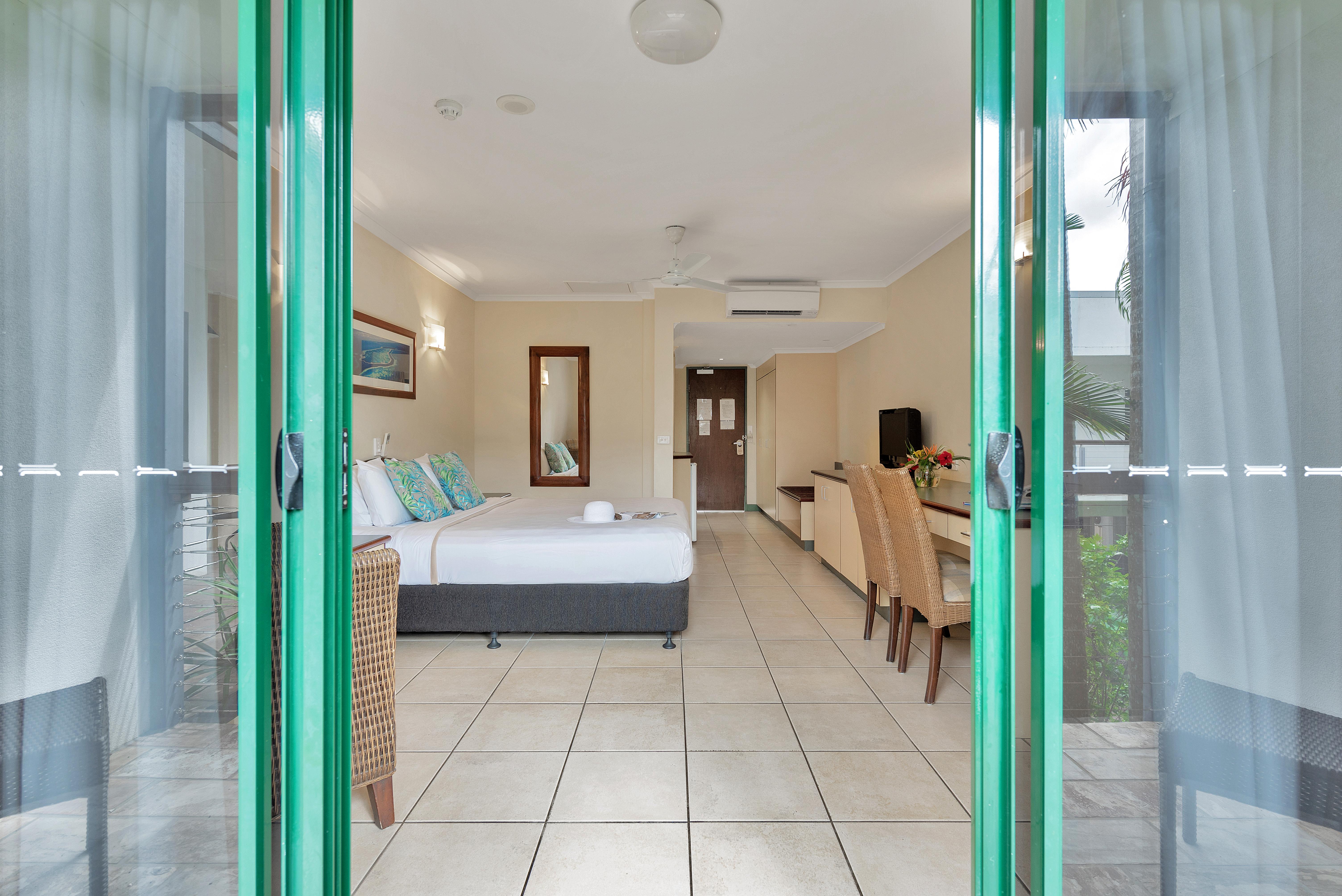 Bay Village Tropical Retreat & Apartments Cairns Exteriör bild