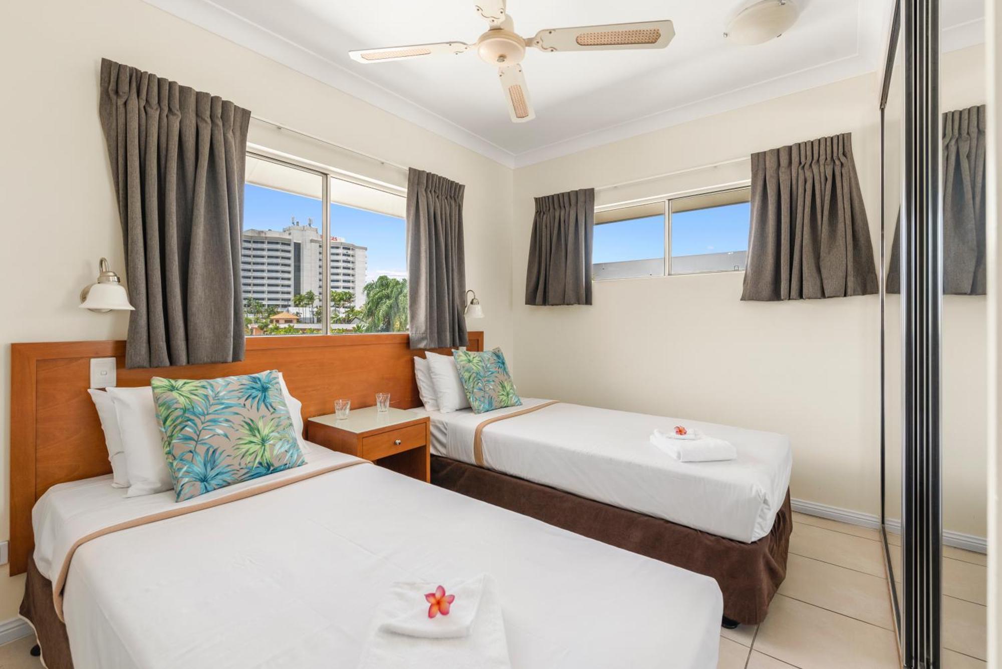 Bay Village Tropical Retreat & Apartments Cairns Exteriör bild