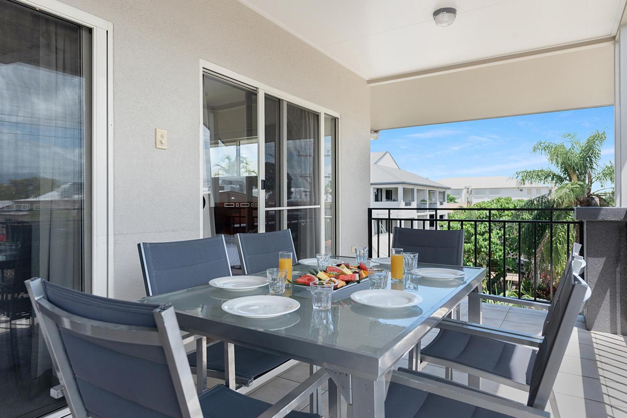 Bay Village Tropical Retreat & Apartments Cairns Exteriör bild