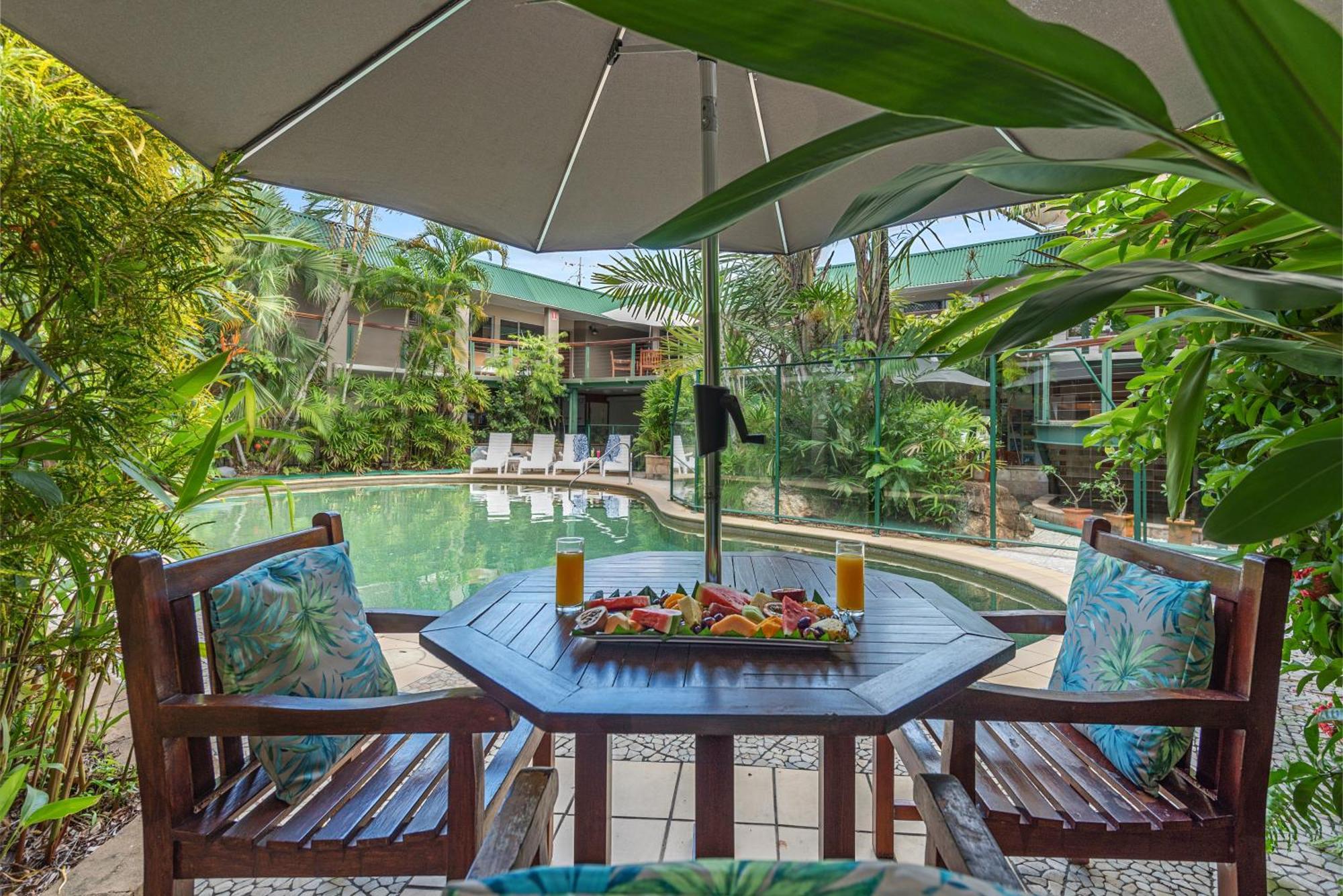 Bay Village Tropical Retreat & Apartments Cairns Exteriör bild