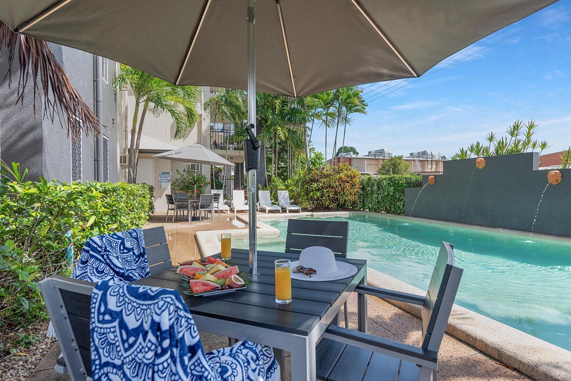 Bay Village Tropical Retreat & Apartments Cairns Exteriör bild
