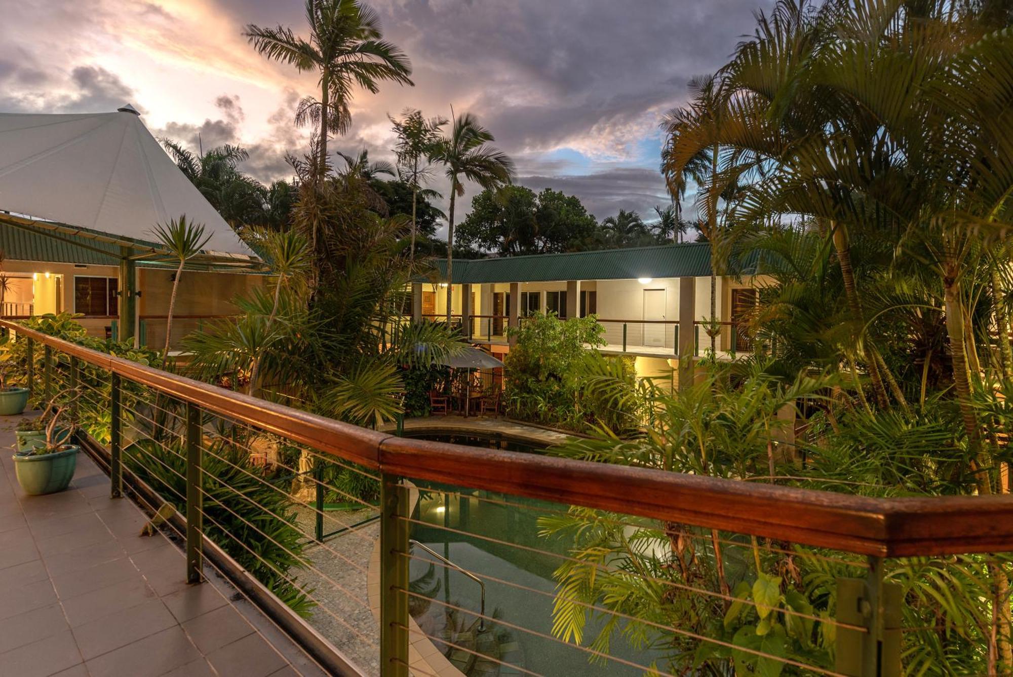 Bay Village Tropical Retreat & Apartments Cairns Exteriör bild