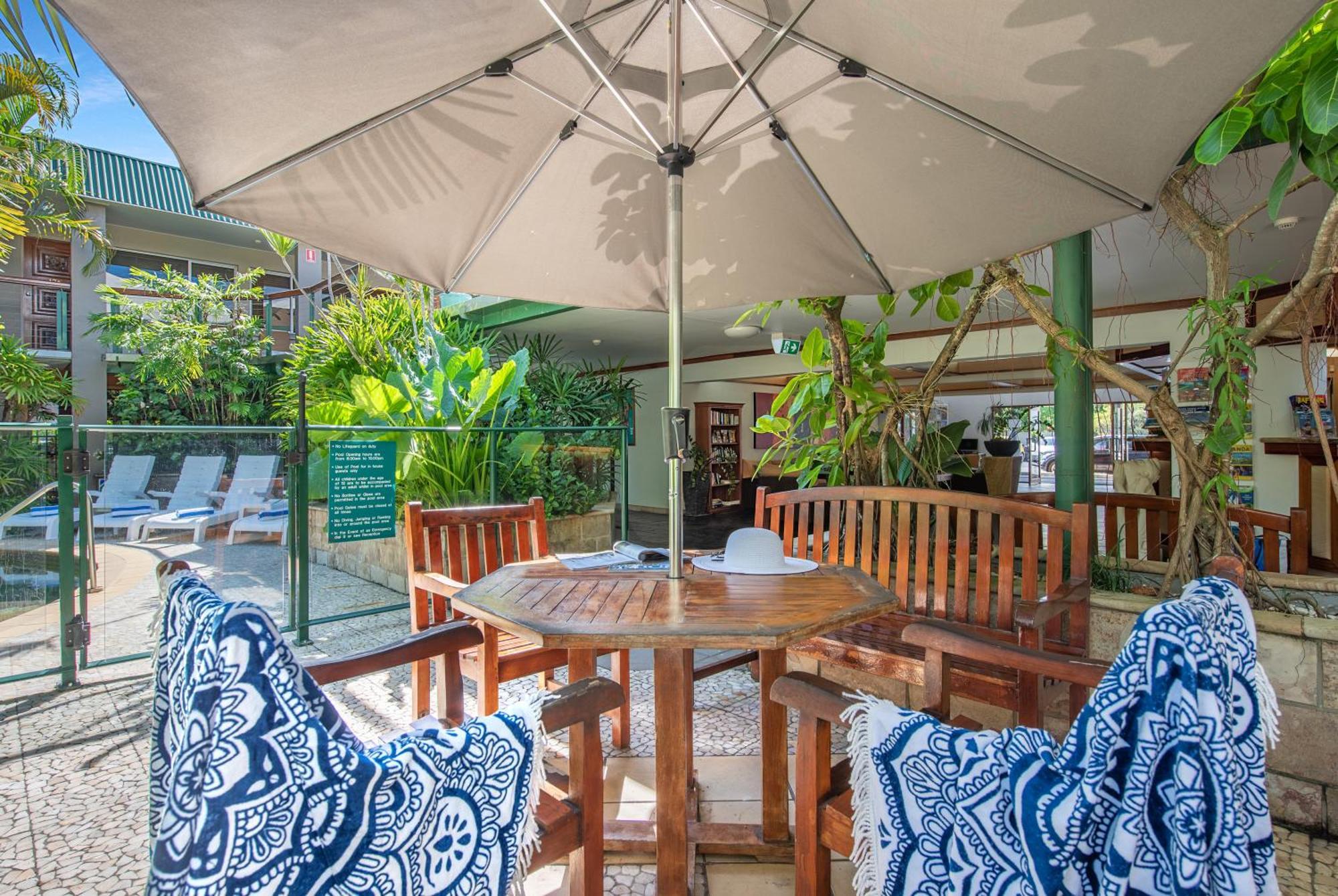 Bay Village Tropical Retreat & Apartments Cairns Exteriör bild