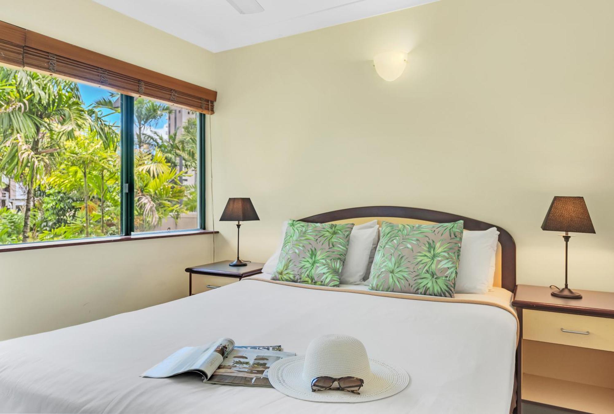 Bay Village Tropical Retreat & Apartments Cairns Exteriör bild