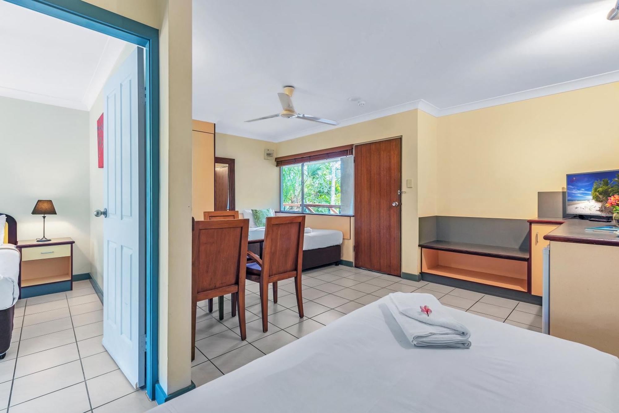 Bay Village Tropical Retreat & Apartments Cairns Exteriör bild