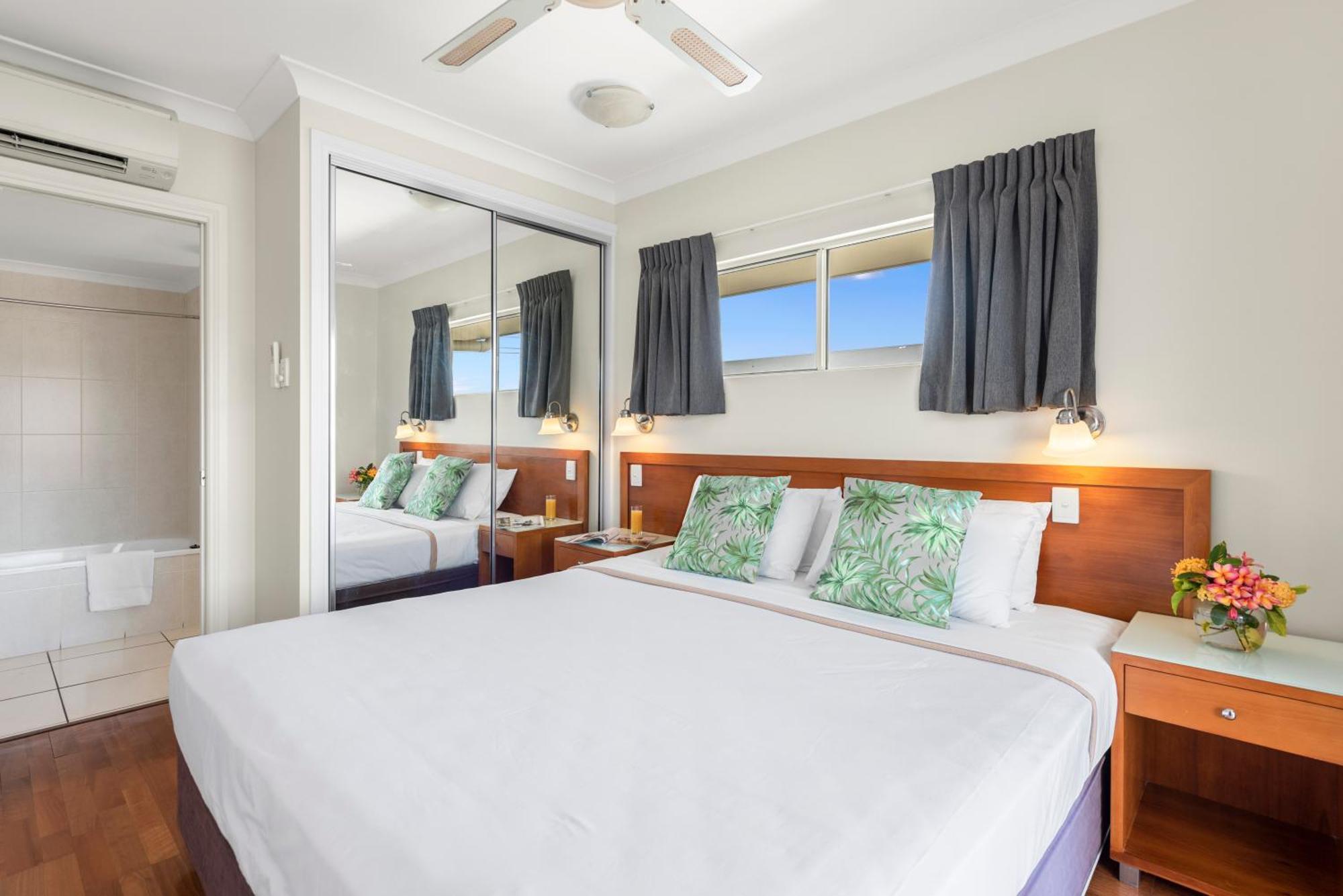 Bay Village Tropical Retreat & Apartments Cairns Exteriör bild