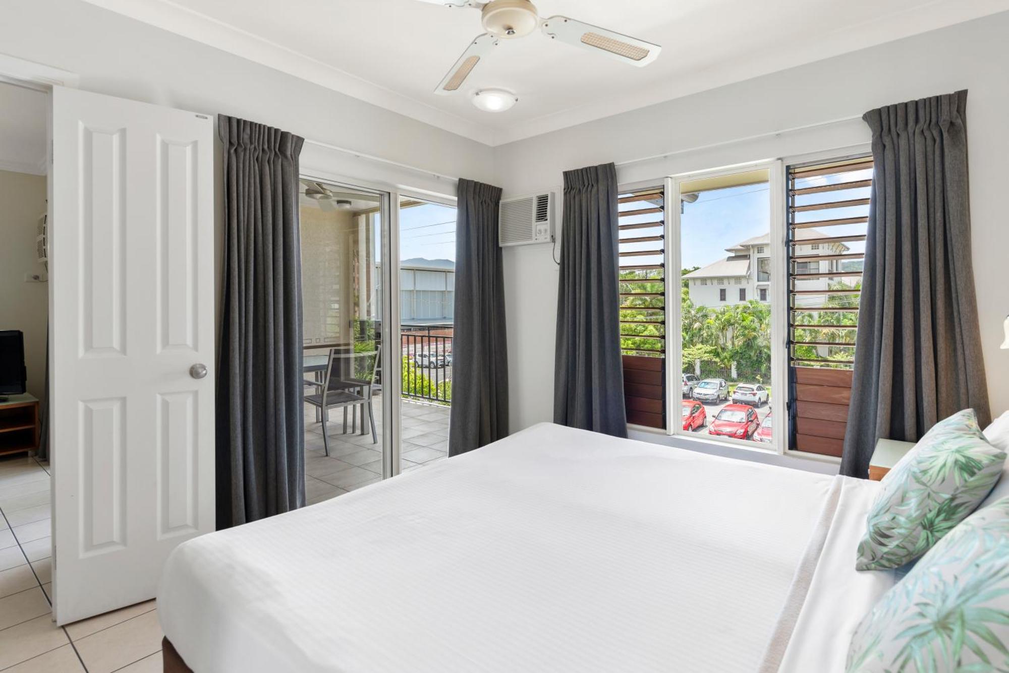 Bay Village Tropical Retreat & Apartments Cairns Exteriör bild