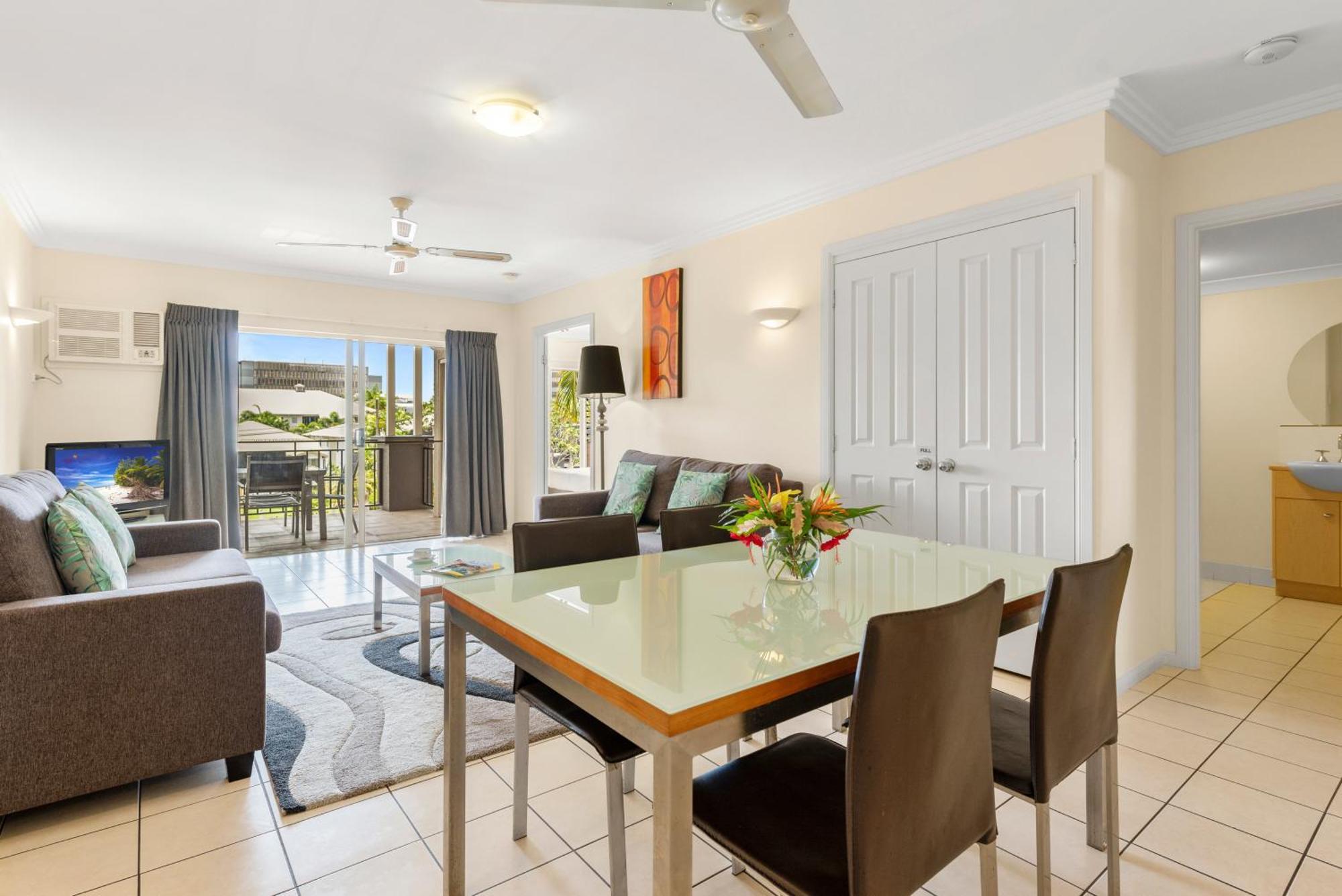 Bay Village Tropical Retreat & Apartments Cairns Exteriör bild