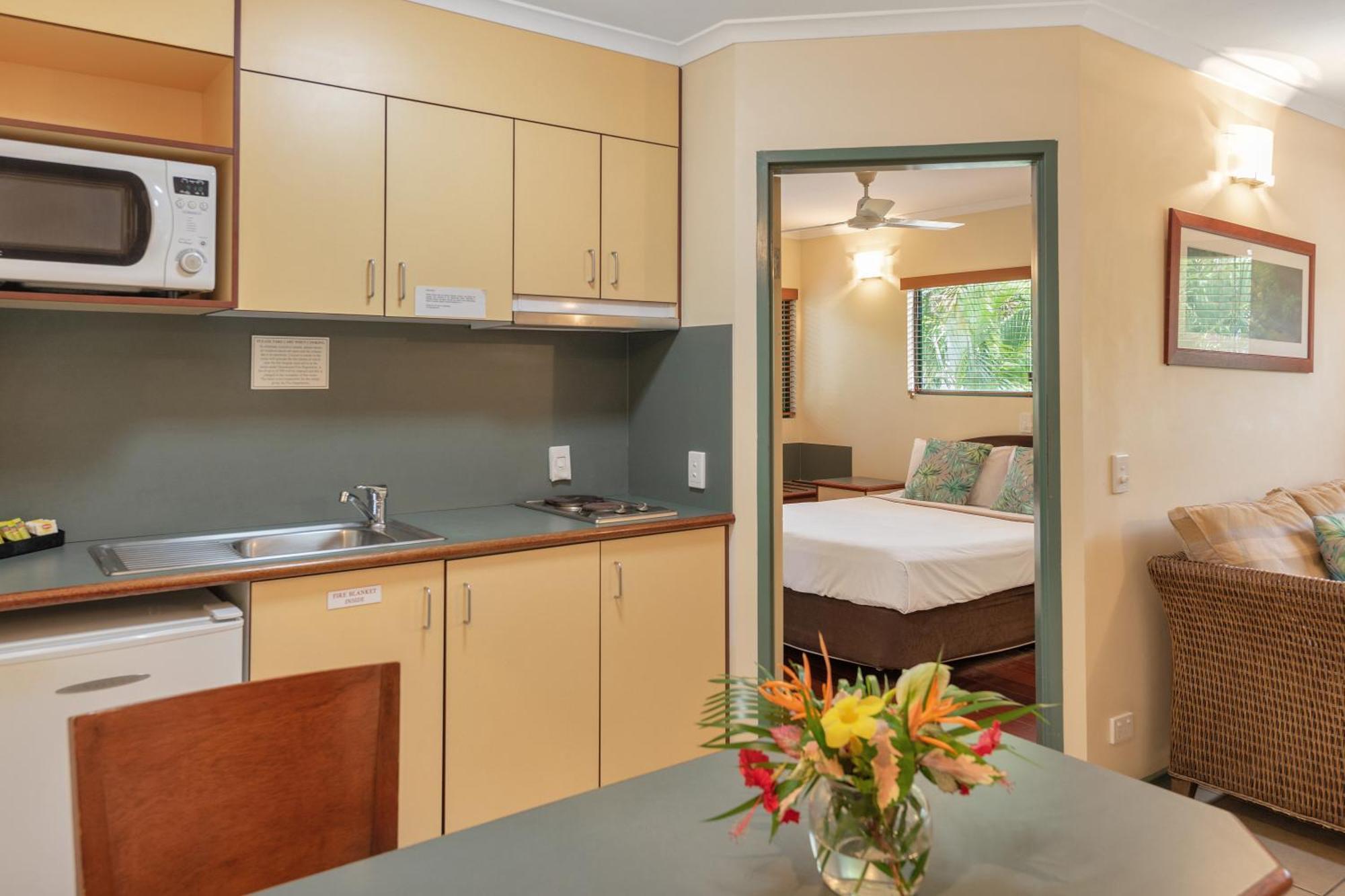 Bay Village Tropical Retreat & Apartments Cairns Exteriör bild
