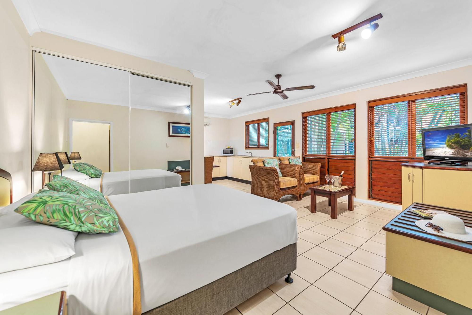 Bay Village Tropical Retreat & Apartments Cairns Exteriör bild