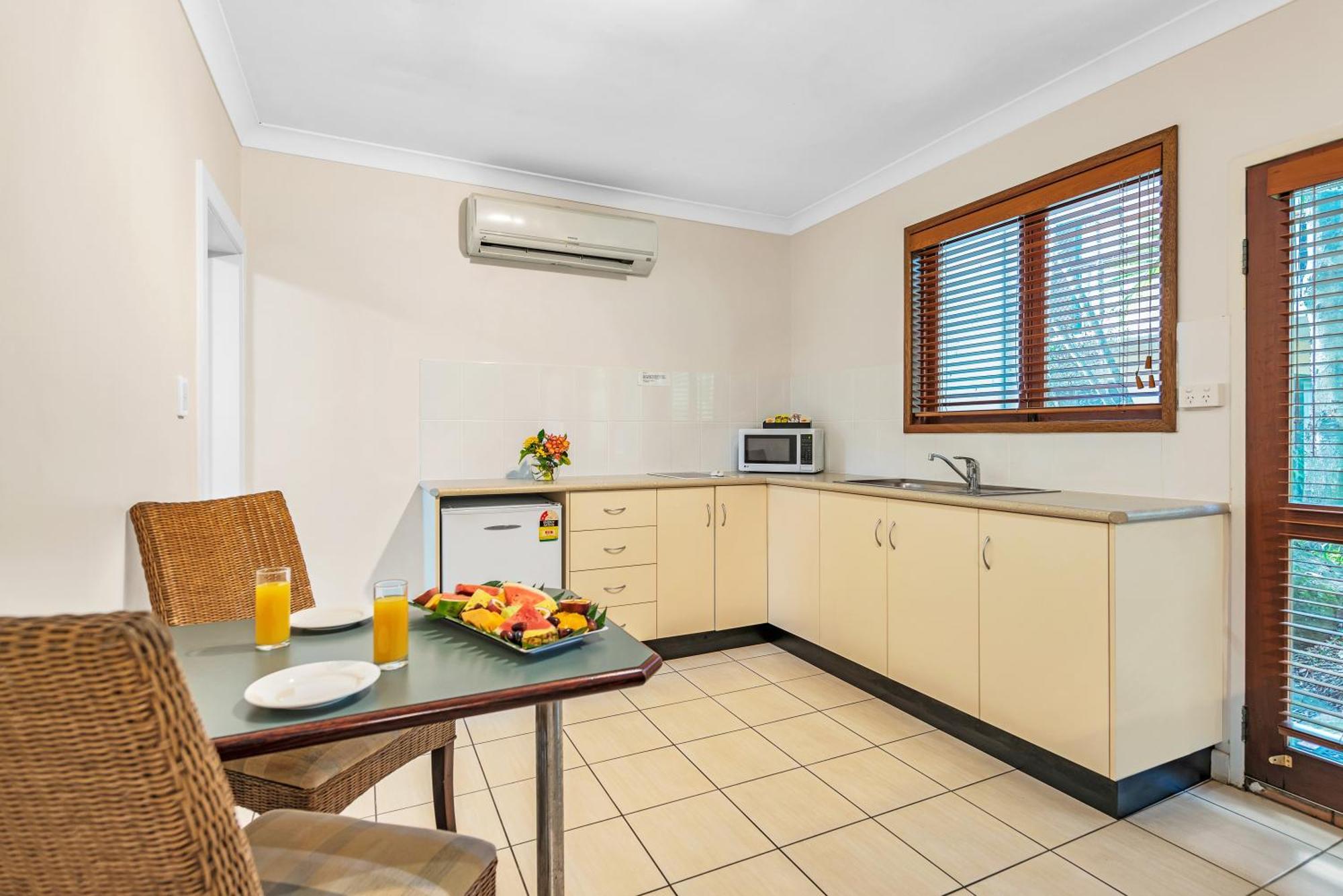 Bay Village Tropical Retreat & Apartments Cairns Exteriör bild